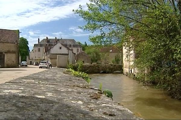 Le Serein a regagné son lit à L'Isle-sur-Serein (Yonne)