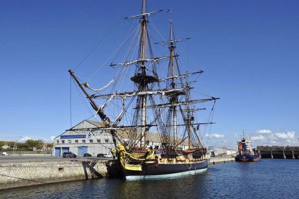 L'Hermione à quai dans le port de La Rochelle-Pallice. 