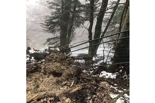 La photo transmise par l'un de nos lecteurs fait état des dégâts survenus lors de l'éboulement.