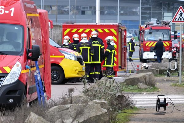 Les sapeurs-pompiers de Seine-Maritime et leurs véhicules dans la zone industrielle à Grand-Quevilly