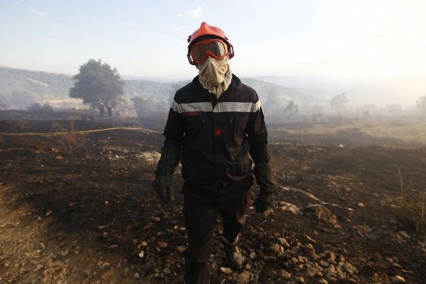 Le feu, qui était maîtrisé, a dégénéré vers 1 heures au cours de la nuit, sous l'effet d'un vent de nord. 259 hommes étaient déployés sur place.