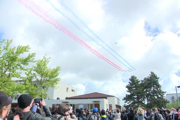 Les huit avions ont survolé Chenôve et le collège du Chapitre peu après 10h ce mardi 25 mai.