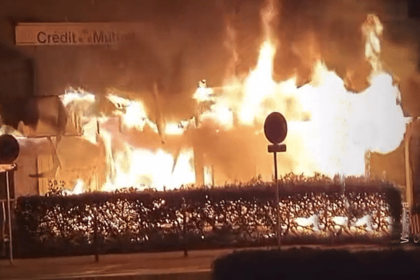 Le Crédit Mutuel de Planoise en feu, le 29 juin 2023.