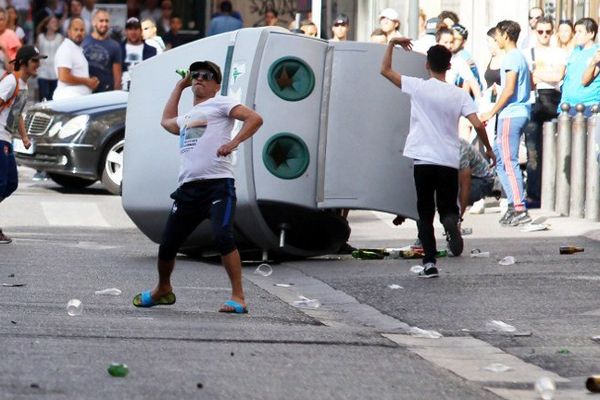 Un container de triage a été arraché et traîné par des supporters. 