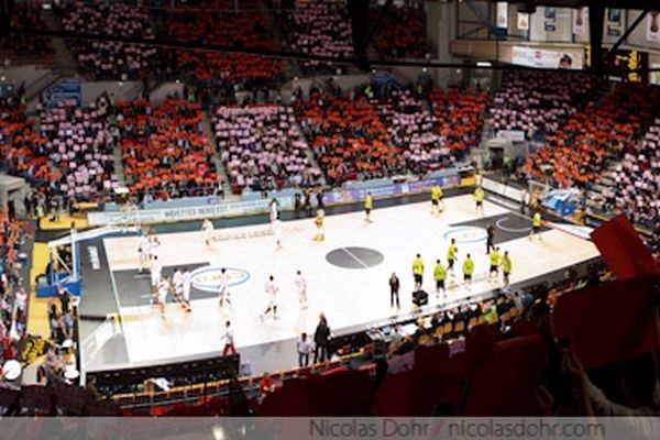 Le public du SLUC en rouge et blanc, en Euroligue face à Vitoria