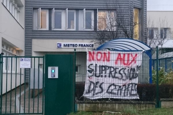 Des banderoles ont été accrochées par les syndicats au centre de Bron, ce vendredi 26 janvier.