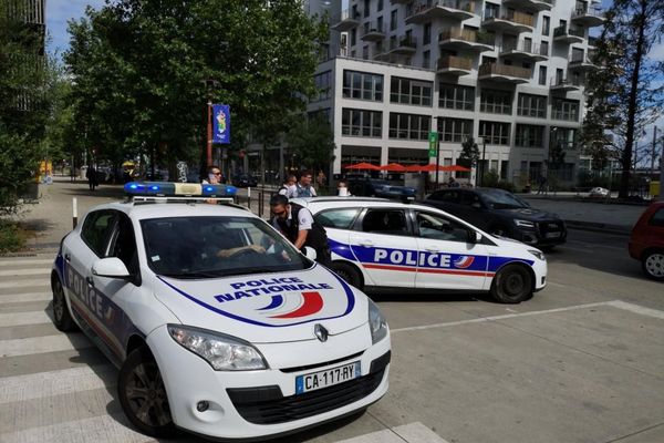 La police s'est postée pour des contrôles dans un quartier de Nantes.