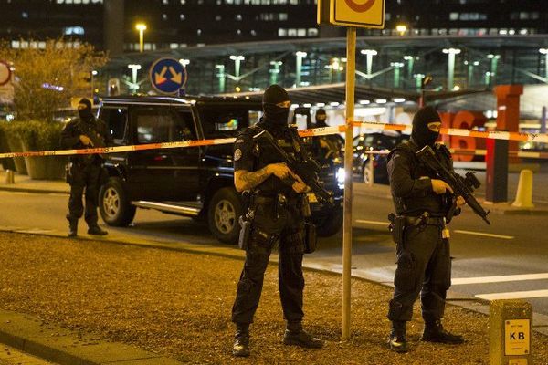 La police néerlandais mardi soir devant l'aéroport de Schiphol-Amsterdam.