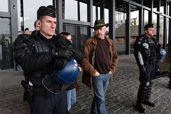  Manifestation devant le palais de justice de Nantes des paysans et zadistes opposés au projet d' aéroport à Notre-Dame-des-Landes pendant le procès des expulsions des habitants de la ZAD