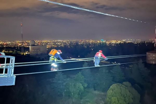 PHOTOS. Les images impressionnantes de l'évacuation d'un téléphérique urbain en pleine nuit