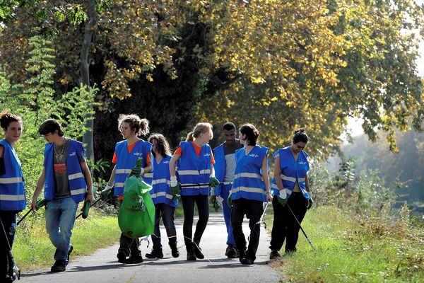 De jeunes volontaires du service civique à Toulouse en octobre 2014.