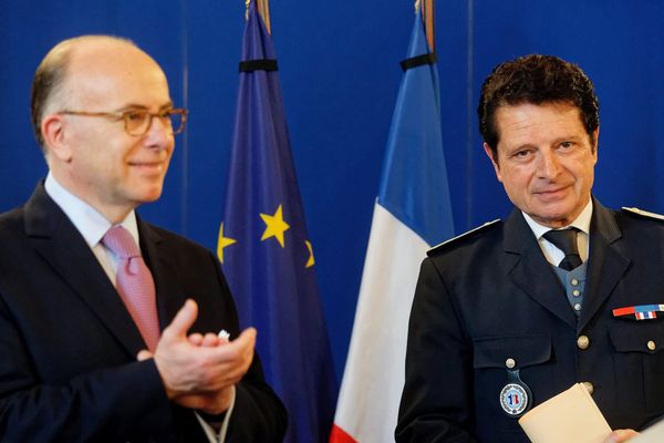 Le ministre de l'Intérieur Bernard Cazeneuve, aux côtés du directeur départemental de la sécurité publique dans les Bouches-du-Rhône.