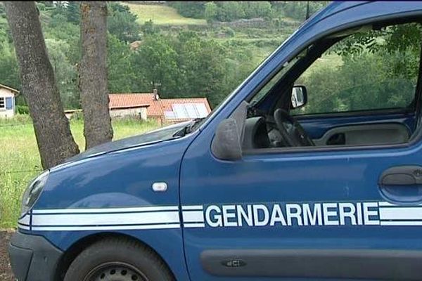 Alors qu'il s'était enfui mardi soir de chez lui, le jeune-homme qui avait tiré sur son père, sans le toucher, dans la nuit de lundi à mardi s'est finalement rendu mercredi en début d'après-midi au commissariat du Puy-en-Velay.