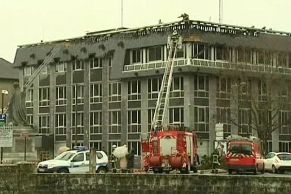 L'incendie a provoqué de gros dégâts mais devrait avoir peu de conséquences sur l'activité des services de l'Etat. La préfecture d'Aurillac devrait rouvrir ses portes jeudi à partir de 14 heures.