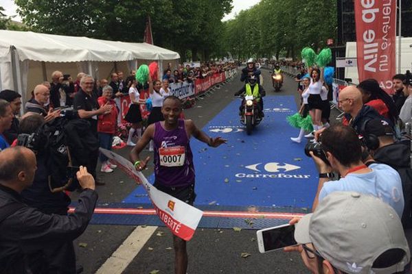 L'Éthiopien Quassim Shumbii a remporté ce dimanche le Marathon de la Liberté en 2h20mn et 3 secondes à Caen