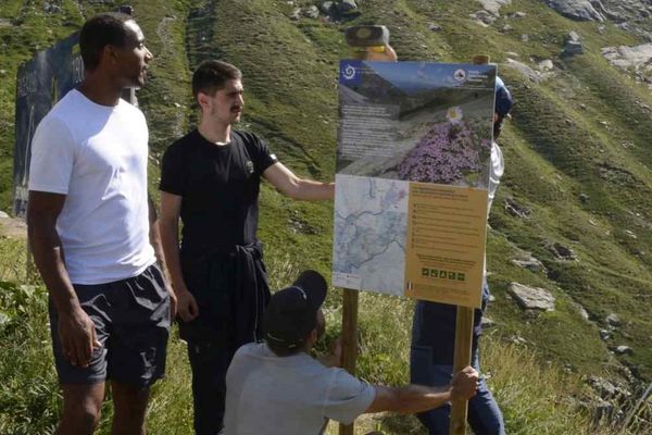 Quatre jeunes des quartiers d'Albertville ont mis en place des panneaux d'information pour la protection de la faune et la flore dans le parc national de La Vanoise juste avant le passage du Tour de France