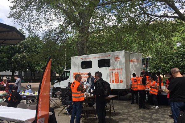 Repas organisé par la Banque Alimentaire pour ses 35 ans, au Jardin de ville de Grenoble le 25 avril 2019. 