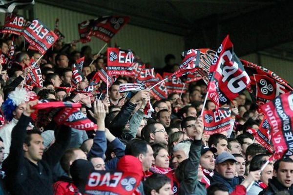 Les supporters de l'EAG toujours nombreux derrière leur club. Le documentaire "L'armor fou : l'épopée des rouges et noirs" est parti à leur rencontre.