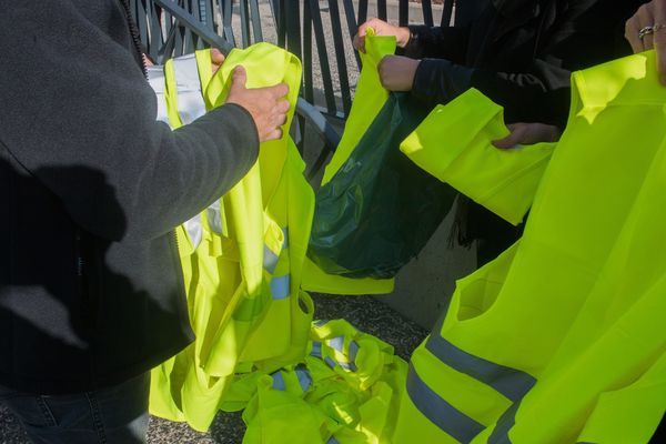 Dans le Puy-de-Dôme, les gilets jaunes prévoient de converger, à 13 heures samedi 17 novembre,  vers la place de Jaude à Clermont-Ferrand. 