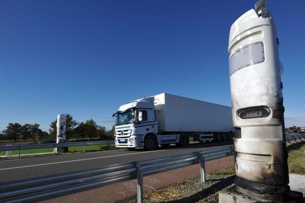 EPERCIEUX SAINT-PAUL LE 12/11/2013 - BORNES ECOTAXE VANDALISEE SUR LA RN82 ENTRE FEURS ET BALBIGNY (Illustration)