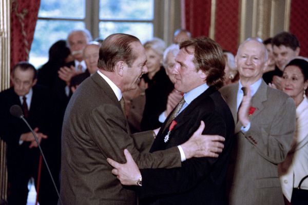 Gérard Depardieu, né à Châteauroux, avait reçu la Légion d'honneur des mains de Jacques Chirac en 1996.