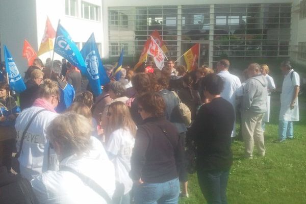 Les salariés du CHU de Poitiers rassemblés devant les locaux de l'ARS