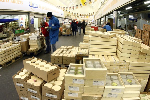 Des lots de fromages de chèvre à Rungis (image d'illustration).