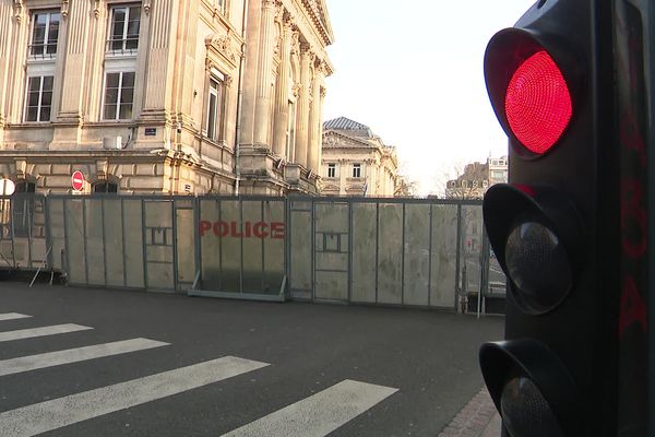 La préfecture du Nord barricadée dans l'attente du mouvement des taxis.