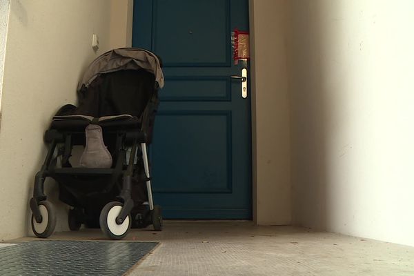 La porte de l'appartement où a été découvert Samy, a été mise sous scellé.