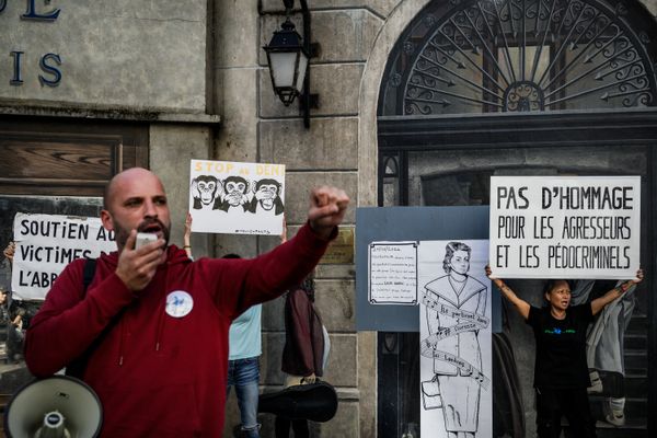 Des militants de l'association Mouv'Enfants ont collé lundi une représentation de la résistante Lucie Aubrac sur celle de l'Abbé Pierre.