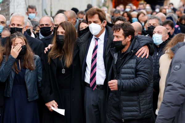 Le monde du rugby et ses proches, ont rendu un premier hommage ce mercredi à Christophe Dominici : sa femme Loretta Denaro à gauche, le président du Stade Francais'Max Guazzini et le joueur Franck Comba.