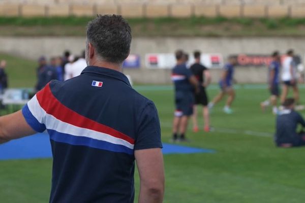 Mathieu Brauge près du terrain d'entraînement à Marcoussis