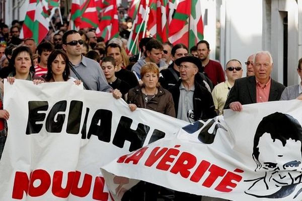  5000 militants basques avaient manifesté à Saint-Jean-de-Luz le 17 avril 2010 pour demander des éclaircissements sur les circonstances de la mort du militant Jon Anza 