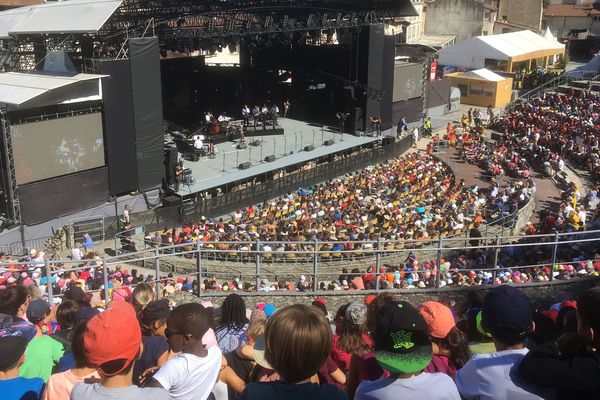 Concert jeune public de Jazz à Vienne 2018 : dix chansons ont été revisitées sur un air jazzy devant 6000 enfants de l'agglomération.