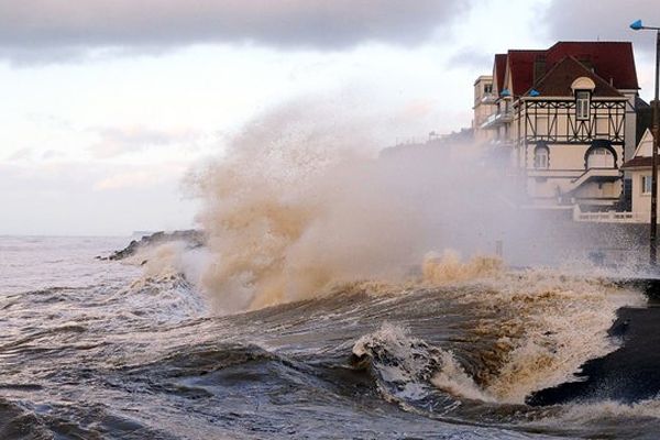 Vents forts sur la digue de Wimereux en 2011