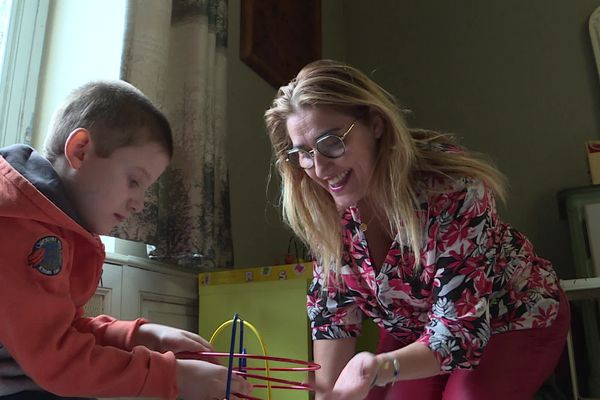 Du 2 au 5 janvier 2024, à Veyre-Monton (Auvergne), deux associations créées par des parents d’enfants autistes ont lancé pour la première fois un concept de garderie–gratuite afin de permettre aux parents, très sollicités, de prendre un peu de repos et de se consacrer au reste de leur famille. Une expérience qu'elles espèrent pouvoir renouveler aux prochaines vacances.