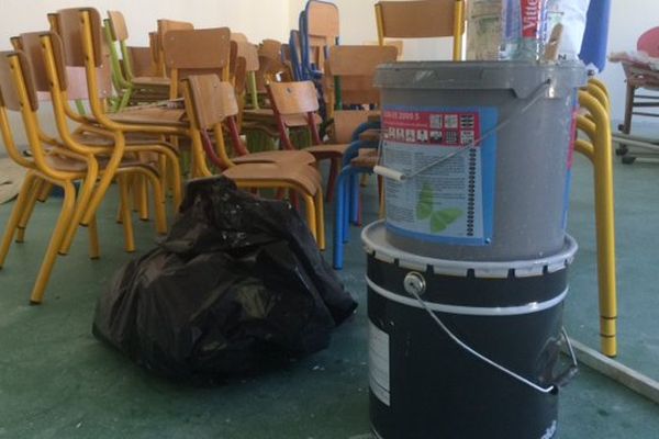 Dans une école de Nemours, en Seine-et-Marne, après les inondations, à quelques jours de la rentrée scolaire.