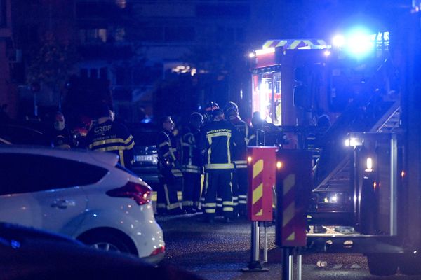 16 sapeurs-pompiers ont été déployés pour maîtriser l'incendie, qui s'est déclaré aux alentours de deux heures du matin.