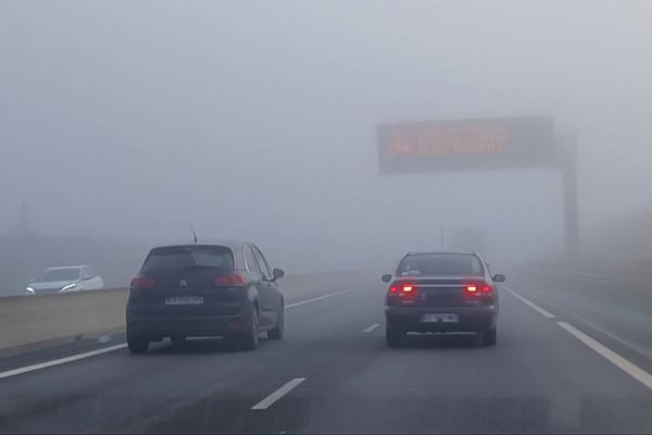 Ne pas allumer ses feux de signalisation lorsque la visibilité est réduite est passible d'un retrait de quatre points sur le permis de conduire et d'une amende forfaitaire de 135 euros.