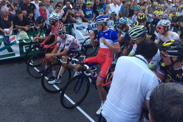 Julian Alaphilippe entouré de Nacer Bouhanni et Anthony Roux au départ de la nocturne de Dun-le-Palestel.