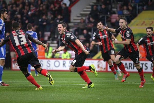 Yann Kermorgant au centre sous les couleurs de Bournemouth en Angleterre