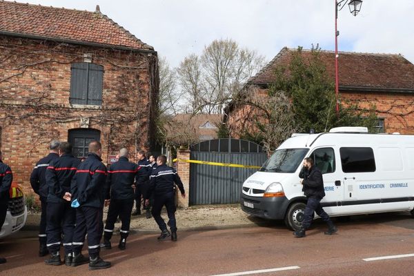 L'homme, âgé de 58 ans, "aurait reçu un ou plusieurs coups par arme blanche".