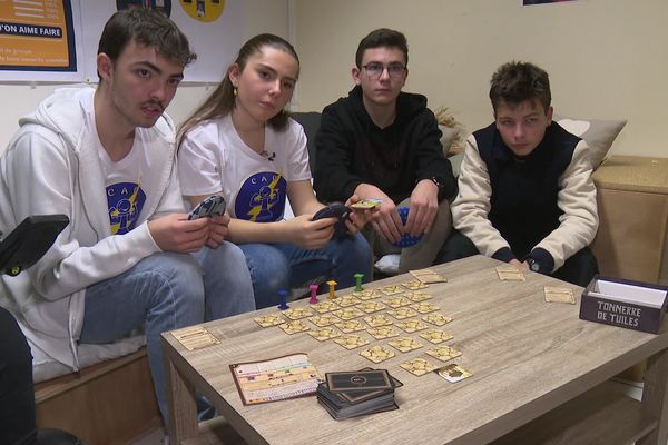 Une partie de l'équipe derrière le jeu Tonnerre de tuiles.