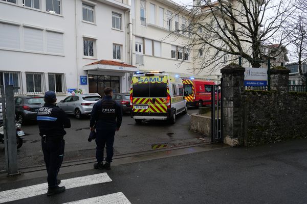 La police et les pompiers devant le lycée privé Saint-Thomas d'Aquitain à Saint-Jean-de-Luz au Pays basque. Un élève de seconde a poignardé sa professeure d'espagnol. Elle est décédée ce mercredi 22 février 2023.