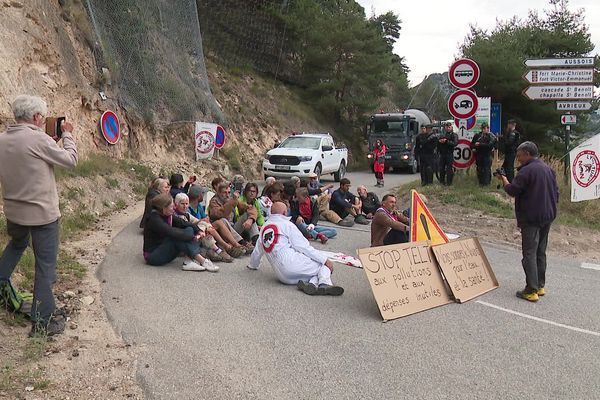 Une trentaine d'opposants au projet de TGV Lyon-Turin ont bloqué la route d'accès à l'un des chantiers en Savoie avant d'être délogés par les gendarmes le 30 août.