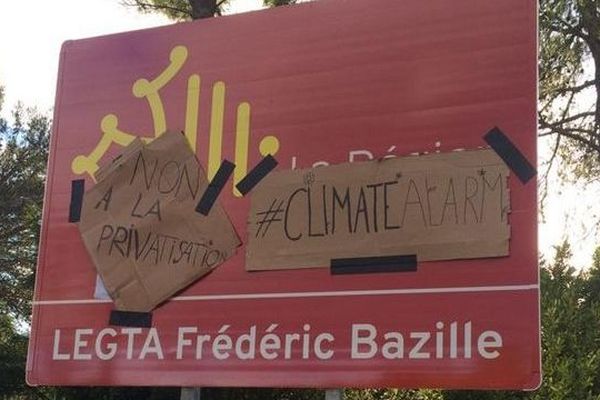 Pancartes revendicatives sur le fronton d'un lycée agricole de Montpellier le 6 décembre 2018