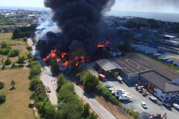 Incendie dans une décharge de Donville-les-Bains : les habitants évacués sur un périmètre d'1 kilomètre