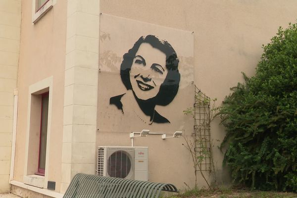 La commune d'Yzeures-sur-Creuse accueille un espace consacré à la cantatrice Mado Robin née ici.