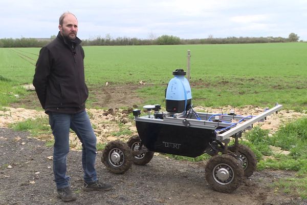 Rémi Gaget devant son prototype de robot agricole - Ascoux (Loiret) - avril 2023