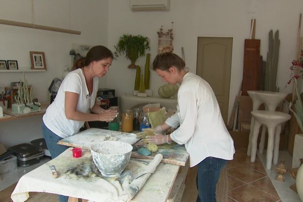 Originaires du Cap Corse, ces deux soeurs travaillent le stucco marbre dans leur atelier d'Erbalonga, sur la commune de Brando.